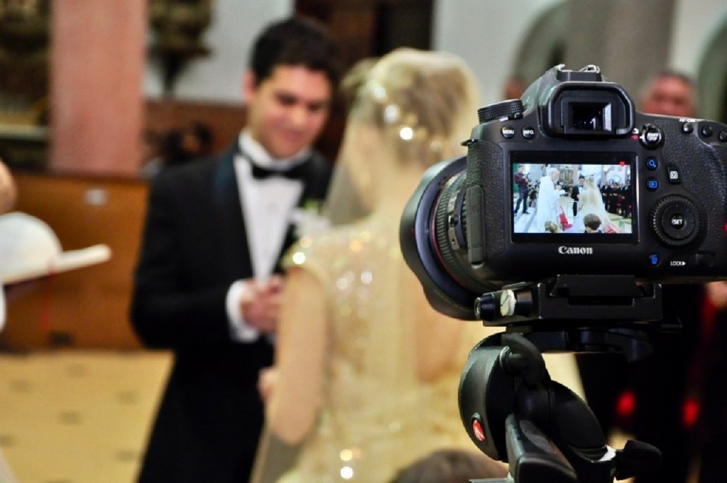 What is the difference between a wedding photographer and a wedding videographer